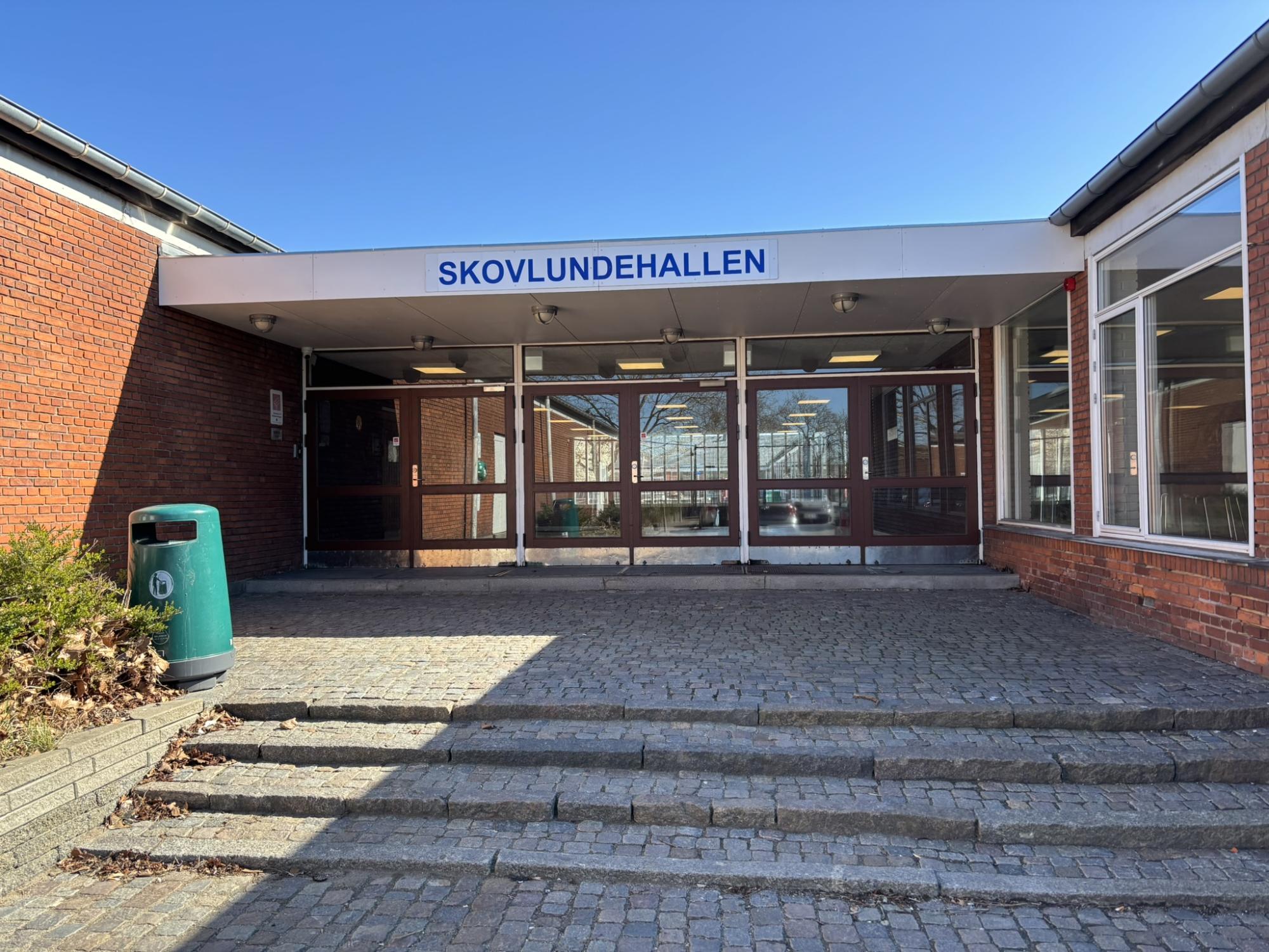 Billde af indgangen til SKovlundehallen
