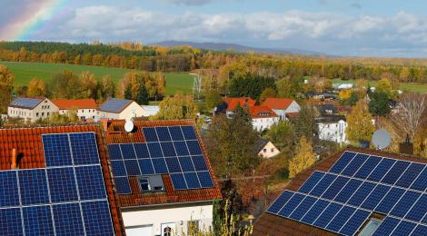Solceller på hustage, foto af Lara John (Unsplash).