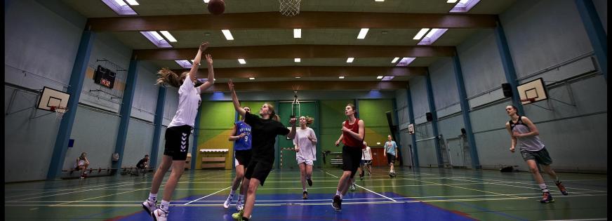 Piger, der spiller basketball