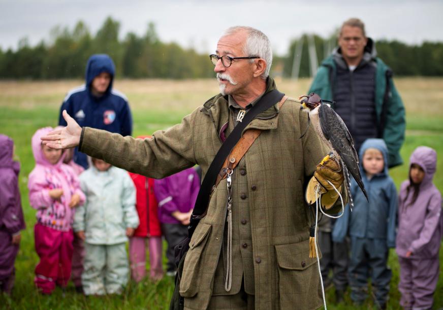 Falk på børnebesøg